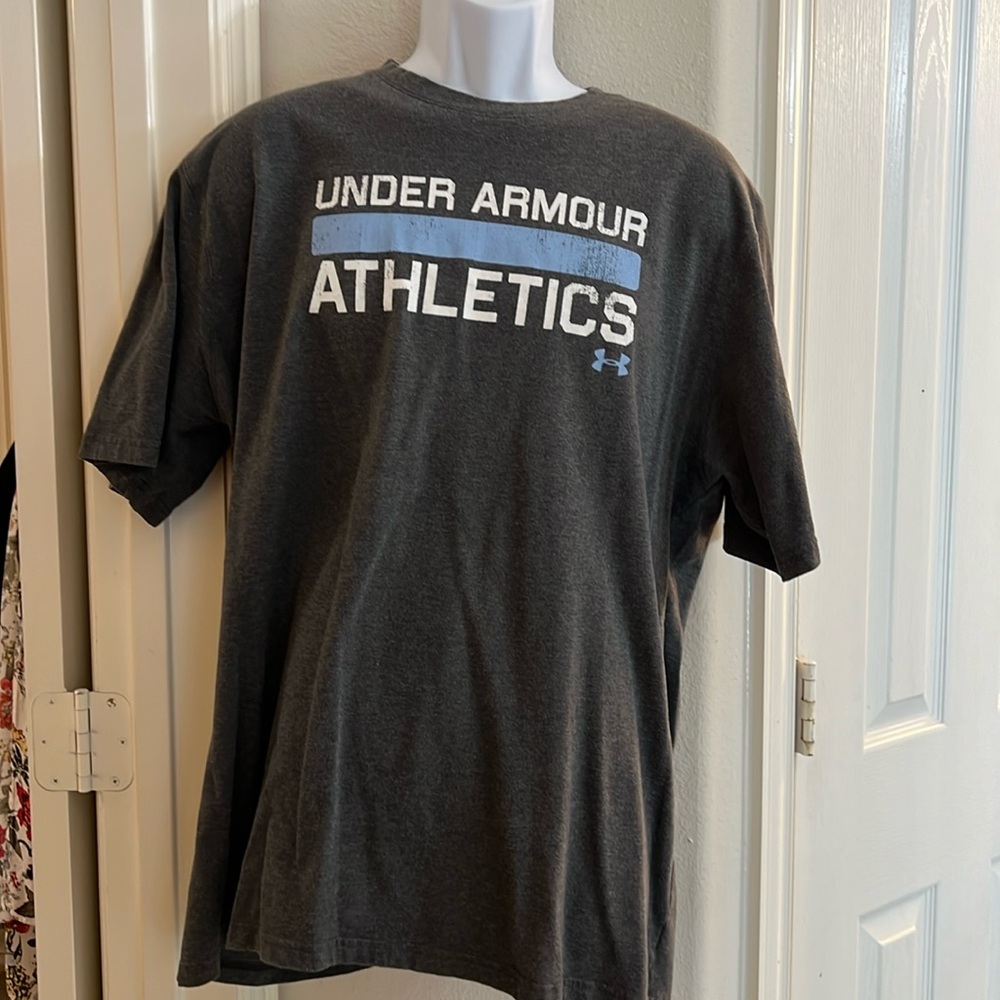 Heather gray men’s vintage Under Armour T-shirt.